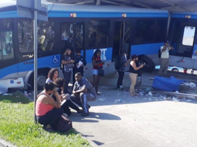 Ônibus invade estação do BRT ao tentar desviar de viatura da PM no Rio