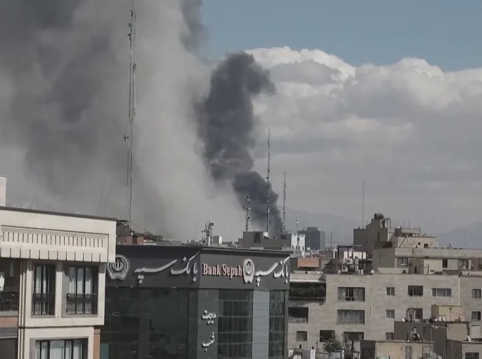 Ataques em Teerã atingem sedes da rádio e televisão iranianas