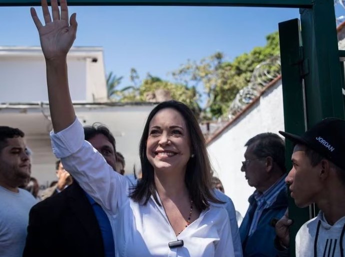 María Corina Machado acompanha o chavismo e faz campanha para as eleições presidenciais na Venezuela