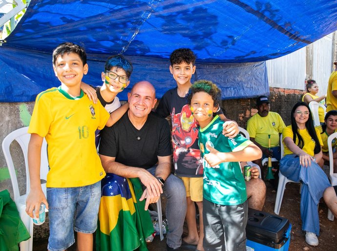 Prefeitura leva telão em ruas de Cuiabá e reúne moradores para acompanhar vitória do Brasil contra o Japão