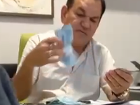 O prefeito foi filmado negociando pintura de prédio público com um empresário da construção civil em uma obra superfatura.