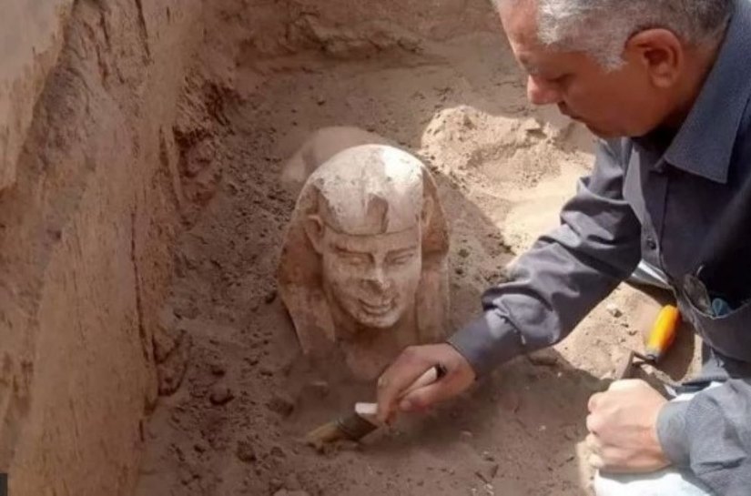 A curiosa esfinge sorridente descoberta em escavação no Egito