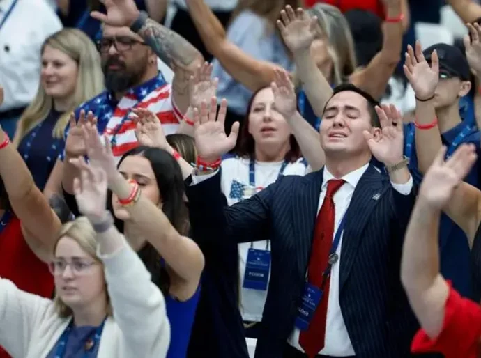 Milhares de pessoas se reúnem para prestar as últimas homenagens a Charlie Kirk