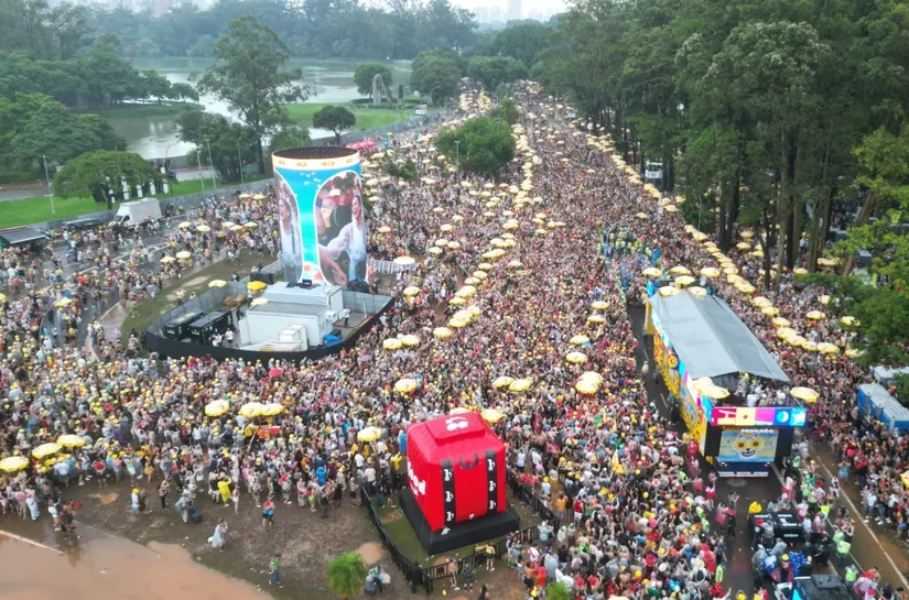 Sob chuva, Alceu Valença se apresenta no pré-carnaval de São Paulo