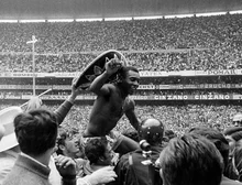 'Brasil tem de parar de se gabar' no futebol e 'descer do salto', diz biógrafo escocês de Pelé