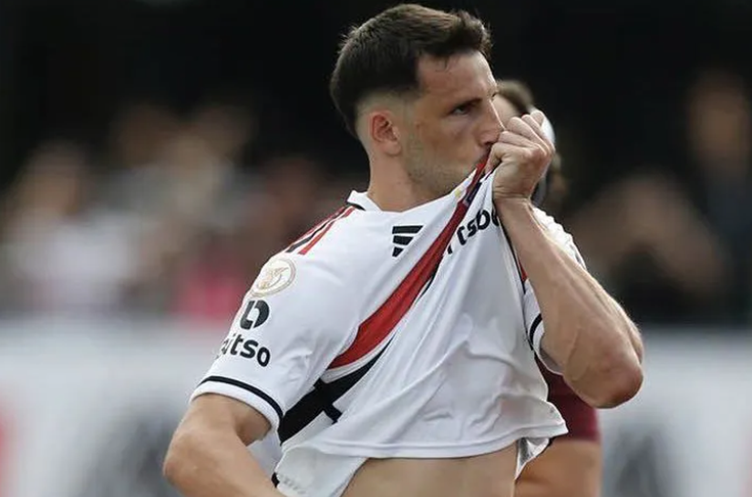 Toca nele! Calleri marca duas vezes em goleada do São Paulo contra o Santos; Pato deixa o dele