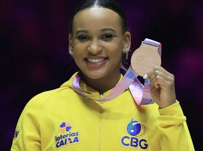 Rebeca é bronze no solo na despedida de Baile de Favela no Mundial