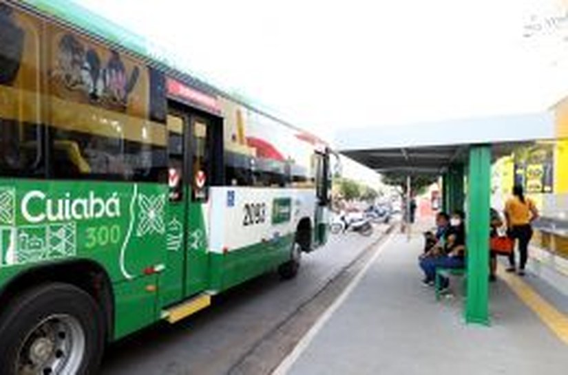 Motoristas de ônibus fazem greve, após atraso de pagamento em Cuiabá