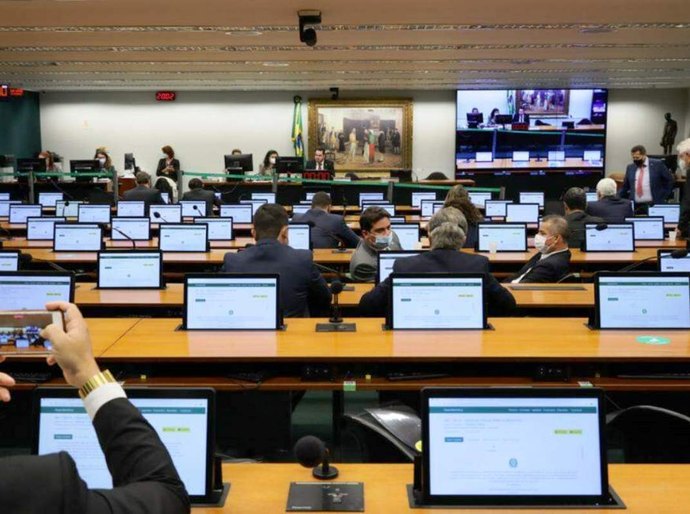 Veja como votou cada deputado na Comissão Especial da Câmara que rejeitou PEC do voto impresso