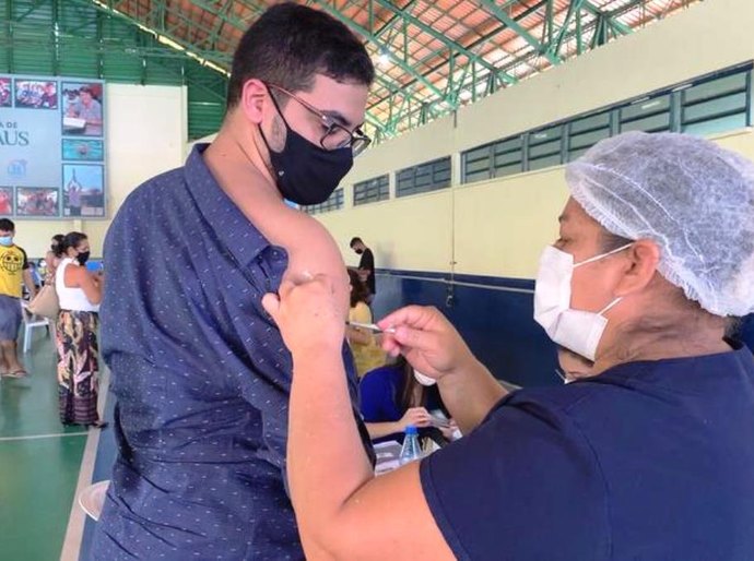 Brasil aplicou 1ª dose de vacina em mais da metade da população adulta