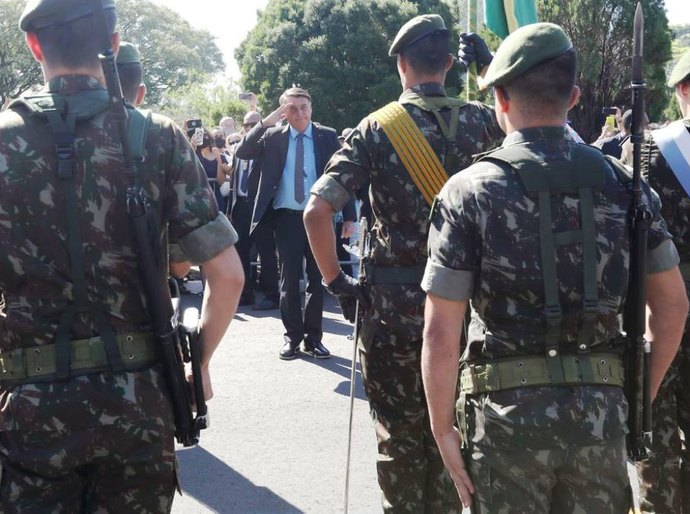 Em discurso, Bolsonaro cita possibilidade de novas trocas de comando