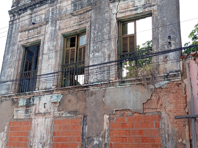 Prefeitura inicia ação para preservar fachada histórica da antiga Gráfica Pepe em Cuiabá