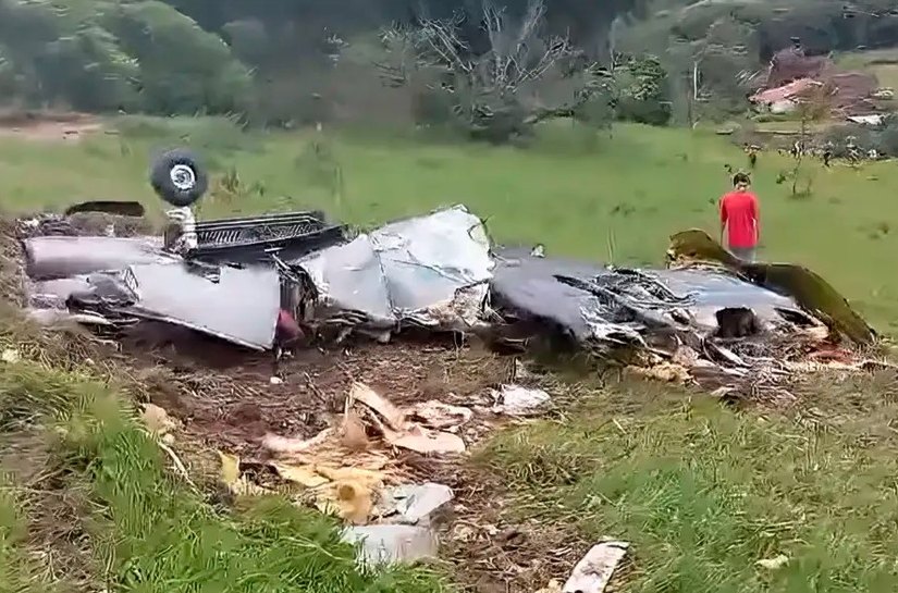 Avião cai em Minas Gerais e deixa sete mortos