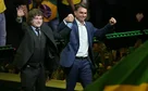 Sem Michelle e com Milei, Flávio oficializa candidatura e promete que Bolsonaro subirá a rampa do Planalto em 2027