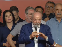 Após eleição ir ao segundo turno, Lula diz que acredita na vitória sobre Flávio Bolsonaro
