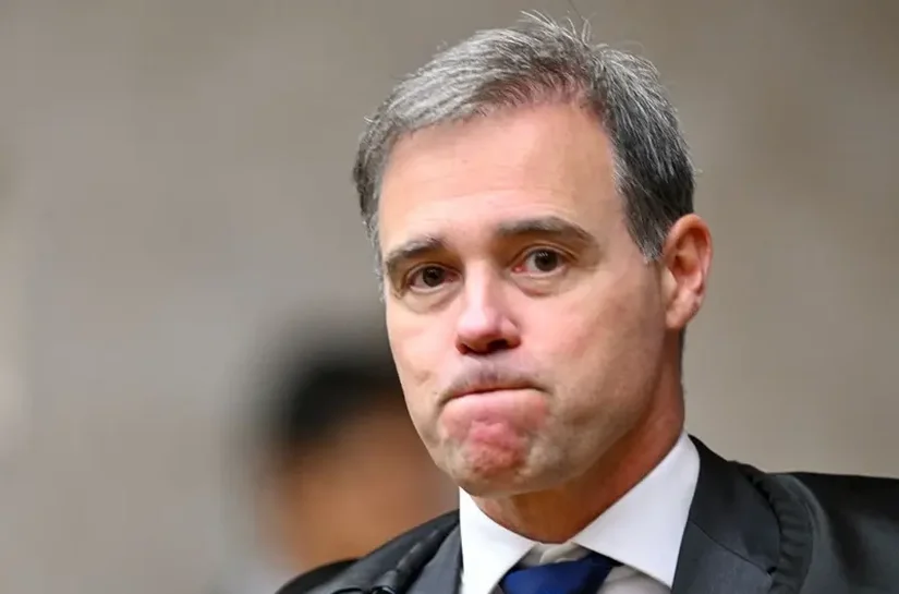 TSE tem três votos por proibição ampla de posts que ligam Flávio Bolsonaro a Nossa Senhora e dois por restrições mais brandas; siga julgamento