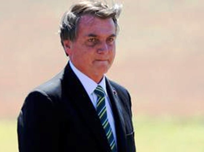Bolsonaro tenta trocar demissão de assessor pela permanência de Ernesto