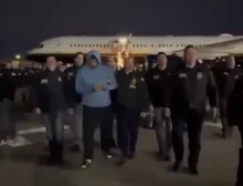 Maduro caminha na pista de aeroporto após chegar em Nova York; veja