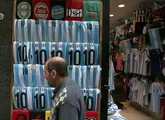 Por que roupas estão tão caras na Argentina — e governo Milei estimula compras fora do país