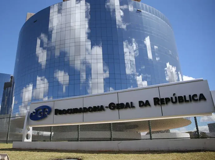 Moraes pede parecer da PGR sobre prisão domiciliar para Bolsonaro