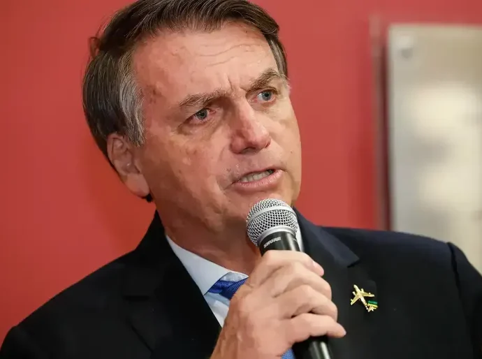 PF pede a Moraes policiais dentro da casa de Bolsonaro para evitar fuga