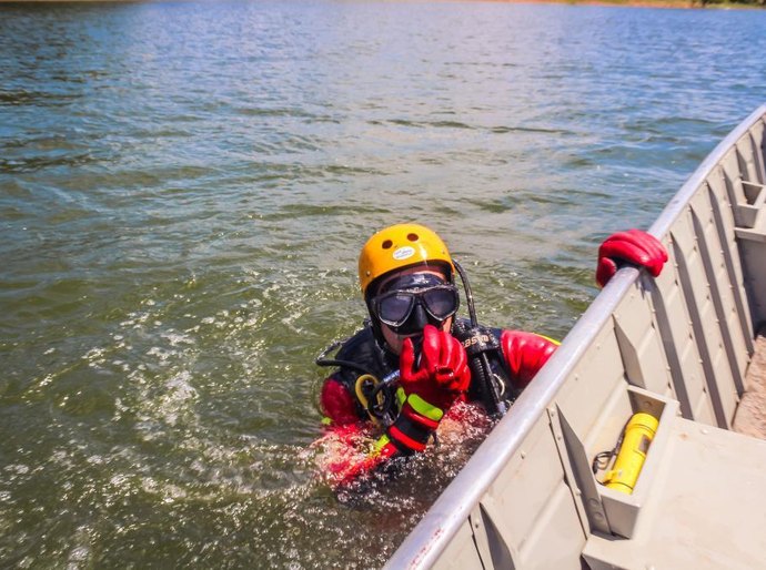 Bombeiros militares localizam e resgatam corpo de jovem de 17 anos que se afogou em represa