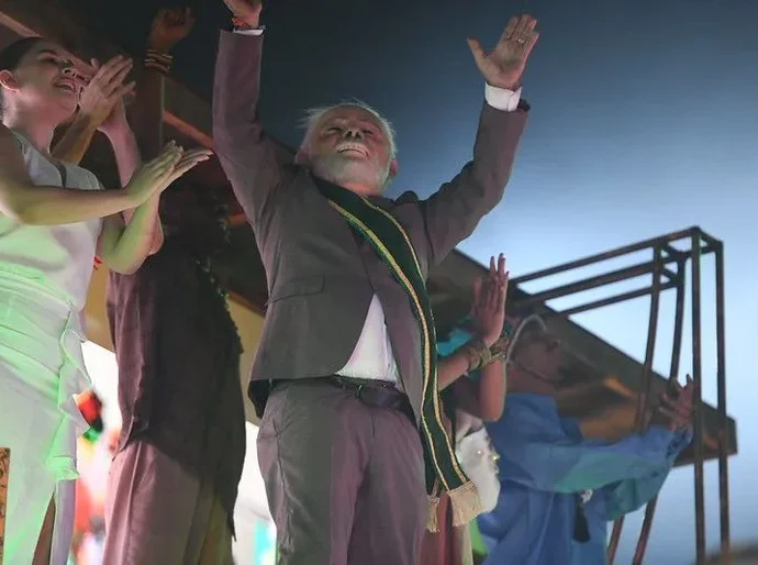 Desfile sobre Lula cita Temer e tem Bolsonaro como Bozo; oposição reage