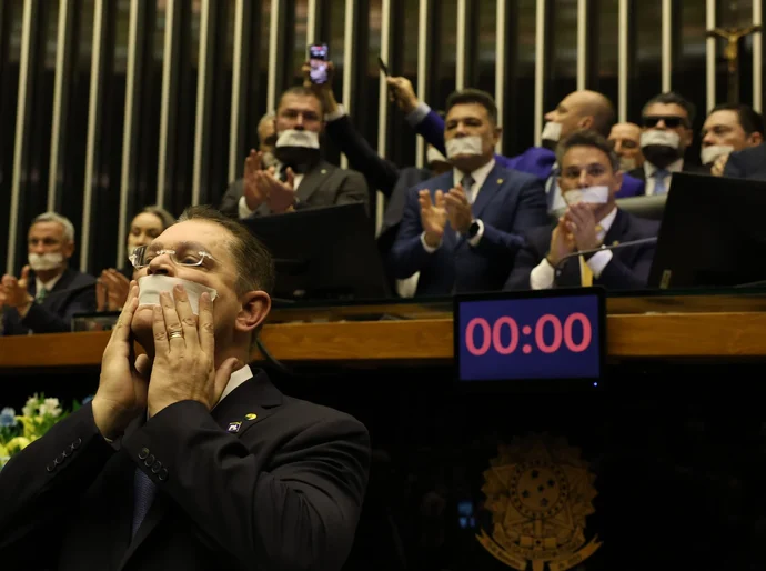 Hugo convoca sessão e ameaça punir deputados por ocupação do plenário