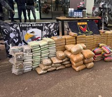 PM apreende 385 tabletes de drogas, causa prejuízo de mais de R$ 2 milhões às facções criminosas e prende suspeitos