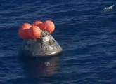 Astronautas da Artemis retornam à Terra e deixam cápsula após pousar no mar