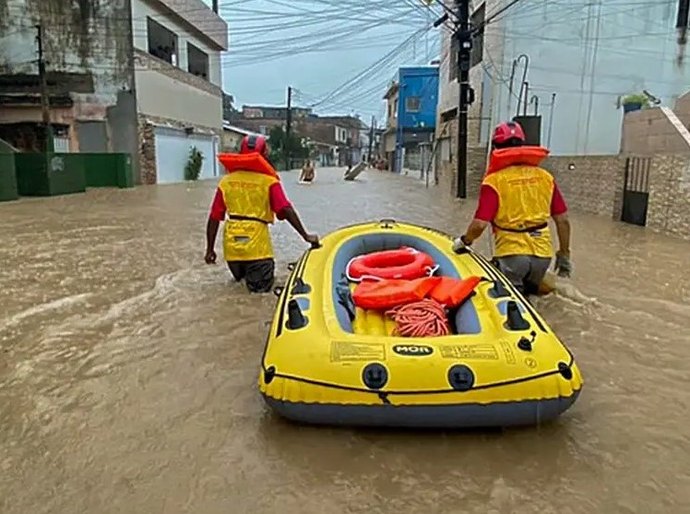 Recife tem áreas alagadas e aulas remotas, após fortes chuvas