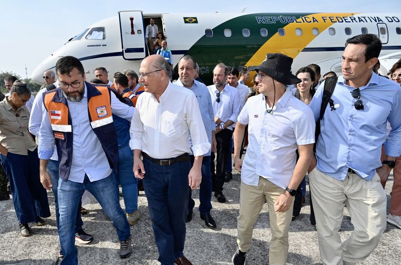 Comitiva em Manaus anuncia obras de dragagem e reforço de brigadistas