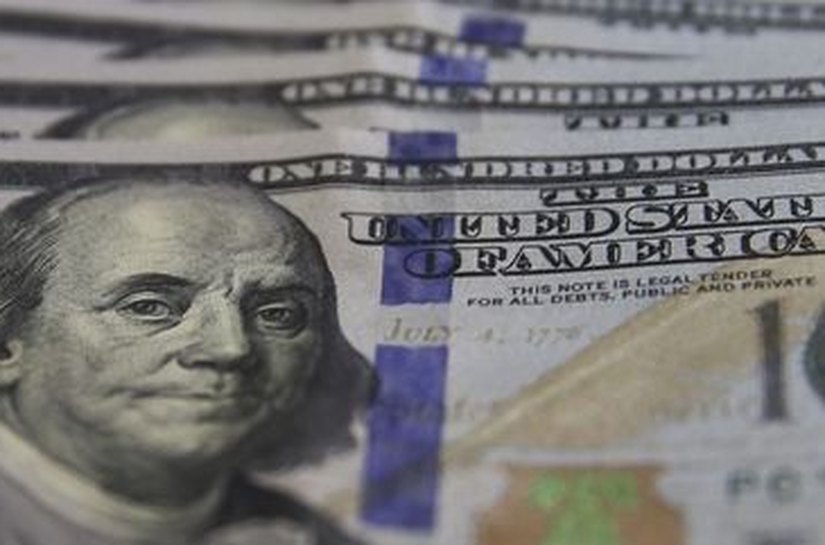 Ibovespa sobe e fecha semana com alta de mais de 3%; dólar vai a R$ 4,90