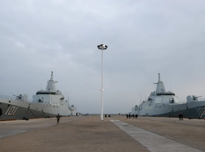 China acusa EUA de provocação após quase colisão de navios de guerra