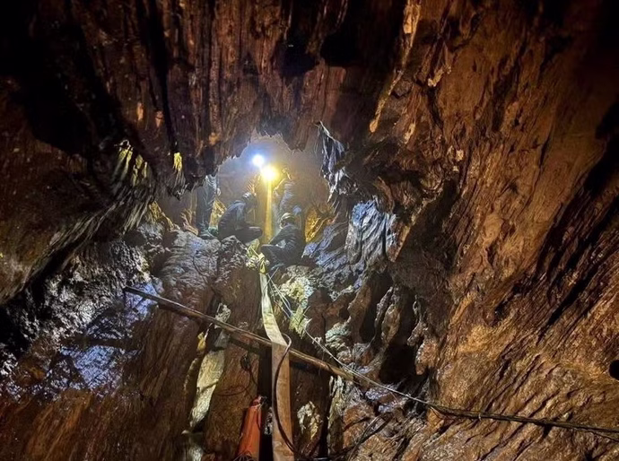 Socorristas resgatam cinco pessoas presas em caverna inundada no Laos; dois seguem desaparecidos