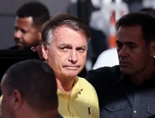 'Possibilidade de fuga'? Polícia vai checar carros que saem da casa de Bolsonaro e vigiar área externa, decide Alexandre de Moraes
