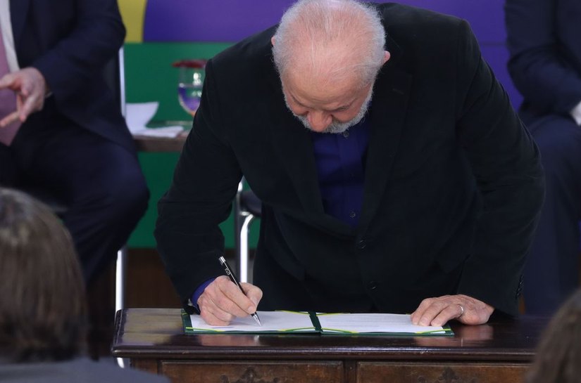 Lula assina medida provisória para taxar fundos de super ricos