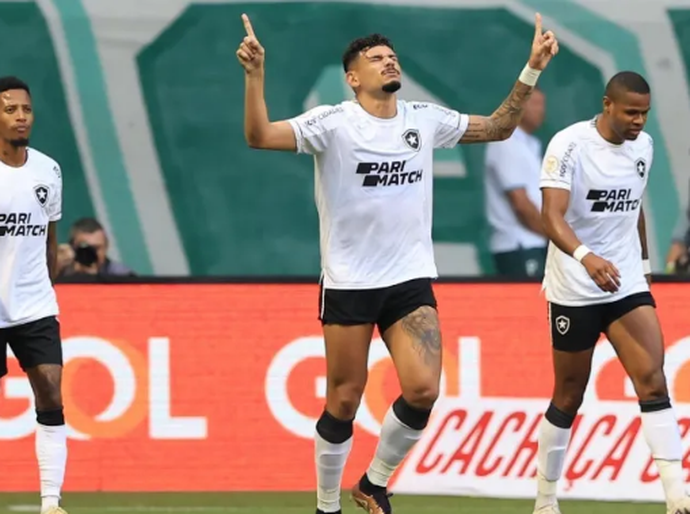 Botafogo derruba o Palmeiras no Allianz e dispara na liderança do Brasileirão