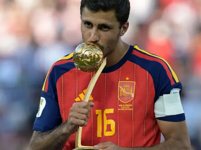 Rodri desbanca Messi e conquista Bola de Ouro da Copa do Mundo