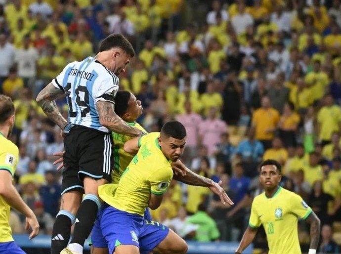 Brasil perde para Argentina após brigas no Maracanã e fica em 6º nas Eliminatórias