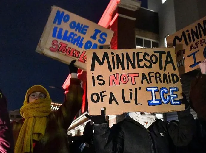 Dezenas de pessoas foram presas e um policial ficou ferido em protestos em Minneapolis