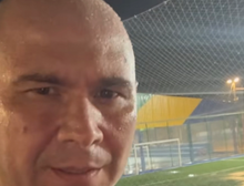 Sob chuva, Abílio flagra falhas e buracos em vistoria no campo sintético do Pedra 90