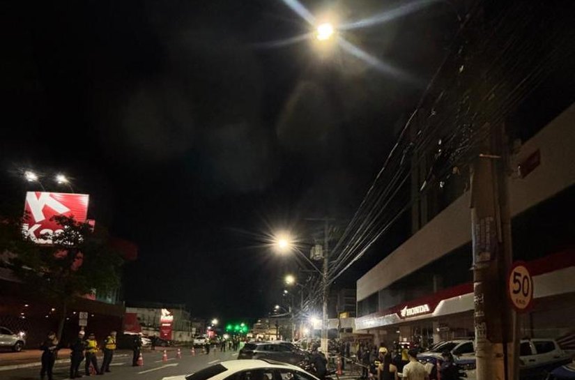 Operação Lei Seca termina com três presos e 14 veículos removidos na avenida Isaac Póvoas, em Cuiabá