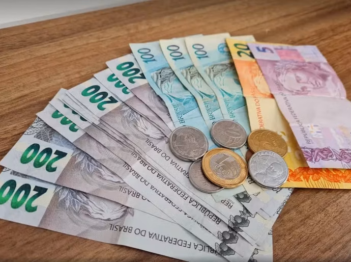 Governo reduz projeção do salário mínimo de 2026 para R$ 1.627