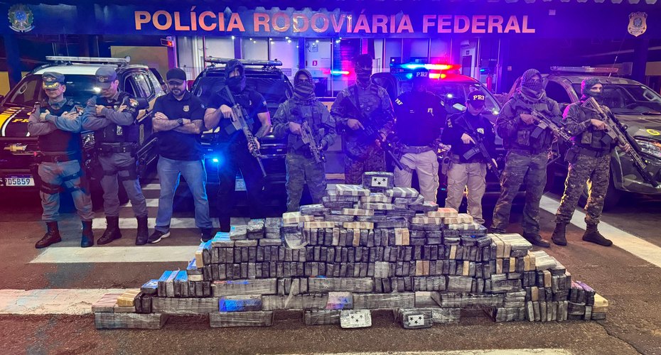 Veja Fotos e Vídeo: Forças policiais apreendem 350 quilos de cocaína em compartimento falso de caminhão frigorífico e prendem homem de 52 anos