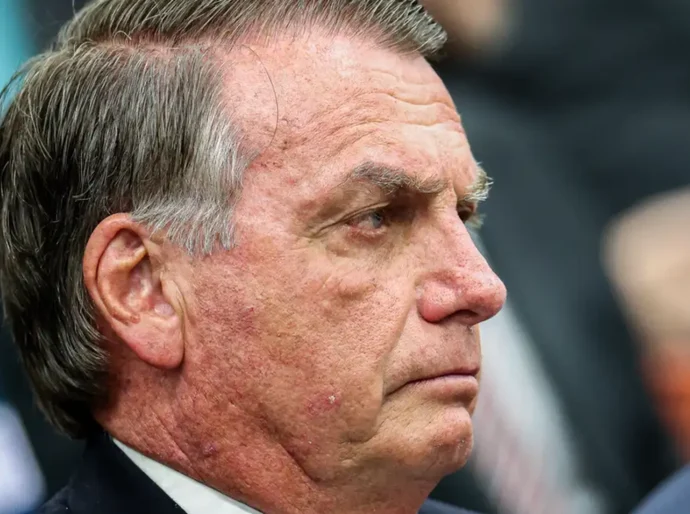 Oposição critica e governistas celebram prisão domiciliar de Bolsonaro