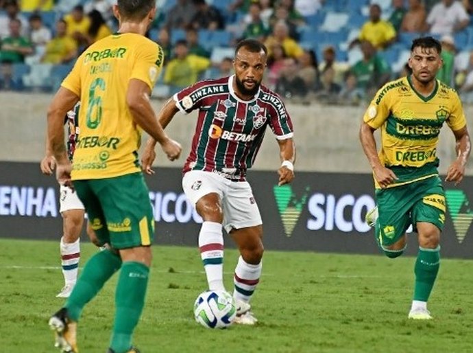 Cuiabá pressiona, bate Fluminense por 3 a 0 e volta a vencer após 6 jogos