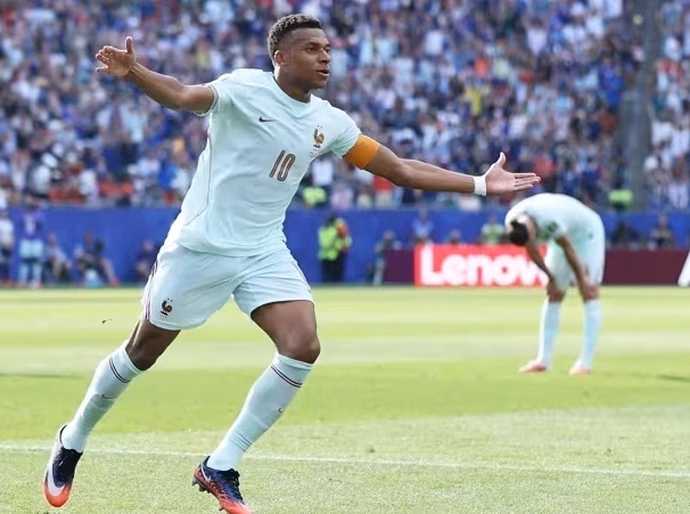 Mbappé decide outra vez, França bate Marrocos e avança à semifinal da Copa