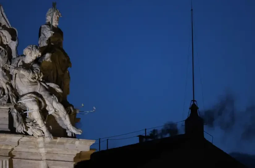 Primeira votação para eleger novo papa termina em fumaça preta: em 6 pontos, tudo sobre o conclave no Vaticano