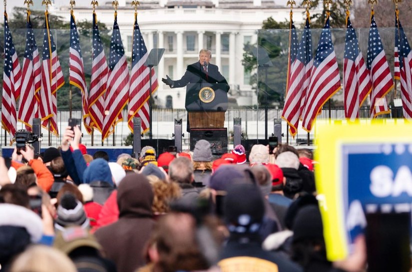 Deputados dizem que Trump cometeu traição ao incentivar apoiadores que invadiram o Capitólio